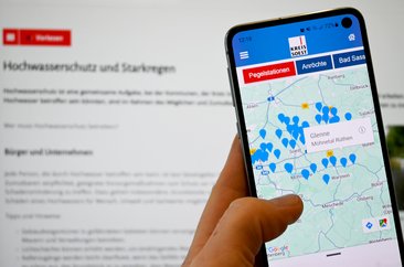 Handydisplay zeigt Pegelstände auf einer Karte. Die „PegelApp Kreis Soest“ ist in allen gängigen App-Stores verfügbar. Download und Nutzung sind kostenlos. Foto: Susanne Schulte-Nölle/ Kreis Soest