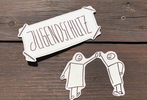 Symbolbild mit dem Text "Jugendschutz" und zwei Männchen, die sich an den Händen halten. Judith Wedderwille/Kreis Soest