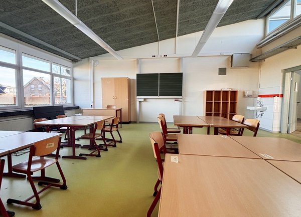 Tische, Stühle und Schränke stehen bereits. Damit ist am Mittwoch vor dem ersten Unterrichtstag im neuen Lindenschulgebäude (fast) alles hergerichtet für die Schülerinnen und Schüler sowie die Lehrkräfte. Foto: Michael Manzke/ Kreis Soest