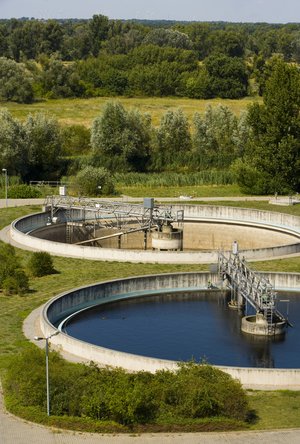 Nachklärbecken einer umweltfreundlichen Kläranlage. Foto: © Bernd Geller - Fotolia.com Nachklärbecken einer umweltfreundlichen Kläranlage. Foto: © Bernd Geller - Fotolia.com