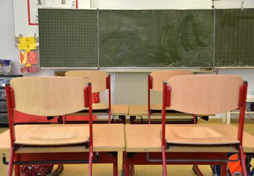 Ein Klassenraum, in dem viele Tische und Stühle stehen. Die Stühle sind auf den Tischen positioniert. Es ist ein Symbolbild für das Thema Schule. Archivfoto: Thomas Weinstock/ Kreis Soest