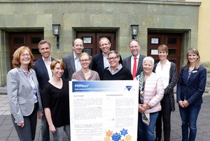 Vertreterinnen und Vertreter der FH Südwestfalen, der Bildungseinrichtung ScienceLab e.V und des Kreises Soest trafen sich auf dem Soester Campus, um den Kooperationsvertrag zu unterzeichnen. Foto: FH/Pösentrup