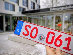 Rote Kennzeichen dürfen nur für Probe-, Prüf- und Überführungsfahrten genutzt werden. Foto: Simon Schmitz/Kreis Soest