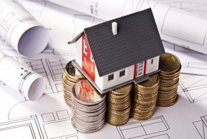Planung und Finanzierung eines Hauses Foto: © Eisenhans - Fotolia.com Haus auf Euromünzen. Foto: © Eisenhans - Fotolia.com