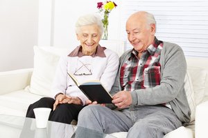 Seniorenpaar liest gemeinsam ein Buch. Foto: © Robert Kneschke - Fotolia.com