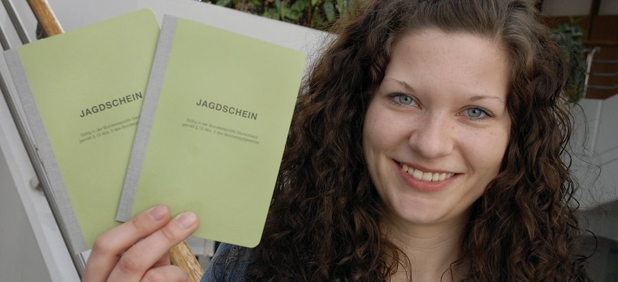 Mitarbeiterin der Kreisverwaltung mit Jagdscheinen. Foto: Thomas Weinstock/ Kreis Soest