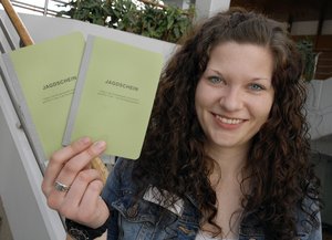 Jagdschein. Foto: Thomas Weinstock/ Kreis Soest Mitarbeiterin der Kreisverwaltung mit Jagdscheinen. Foto: Thomas Weinstock/ Kreis Soest