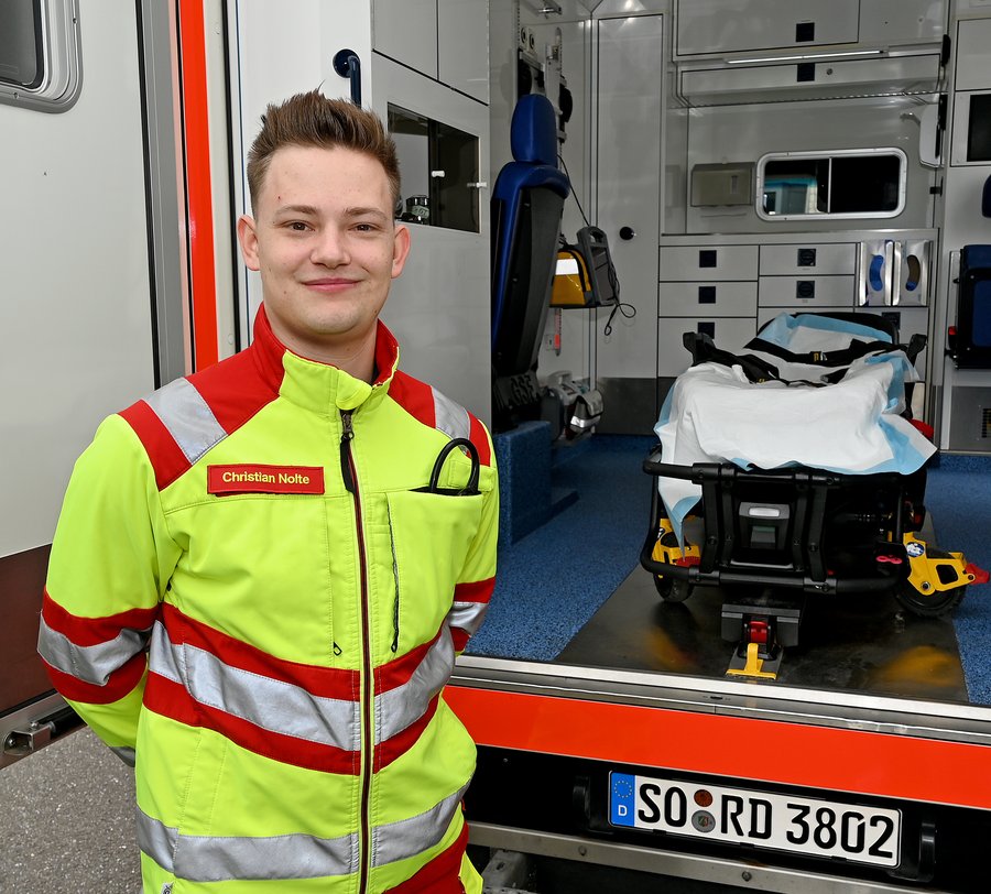 Im SIM-RTW kann Christian Nolte, Auszubildender beim Kreis Soest, realistisch Notfalleinsätze üben und so lernen, wie er im Ernstfall vorgehen muss. Foto: Kira Hönicke/ Kreis Soest