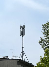 Ein Mobilfunkmast steht auf einem Hausdach. Im Hintergrund ist ein blauer Himmel zu sehen. Foto: Judith Wedderwille/ Kreis Soest