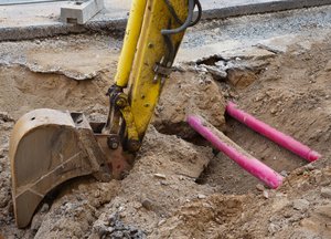 Baggerloch mit Rohren. Foto: © fefufoto - Fotolia.com