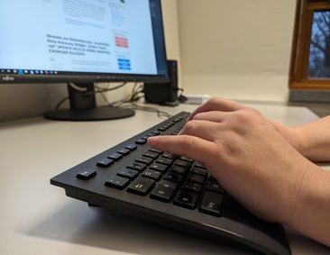 Tastatur vor Monitor. Foto: Phillip Hannack/Kreis Soest