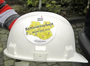 Darstellung eines Bauhelmes mit Aufschrift: Schwarzarbeit - Nicht mit uns! Foto: Wilhelm Müschenborn/Kreis Soest