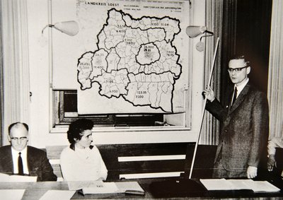 Oberkreisdirektor Harling (r.) erläutert 1967 seinen Vorschlag zur Neugliederung im Werler Rathaus. Mit dabei: Bürgermeisterin Dr. Amalie Rohrer. Foto: Kreisarchiv Soest, F 1 24880