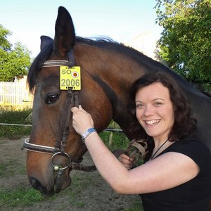 Mitarbeiterin der Kreisverwaltung neben einem Pferd mit Reitkennzeichen und Siegel. Foto: Mirko Hein/Kreis Soest