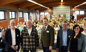 Verantwortliche und Teilnehmer des Fachtages zum Thema "Erfolgreiche Elternarbeit". Foto: Christoph Niggemeier/Kreis Soest