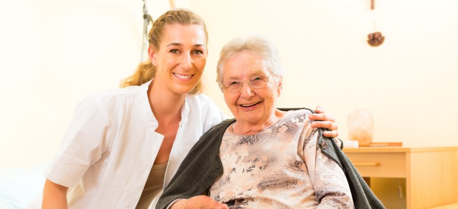 Junge Krankenschwester und Seniorin im Pflegeheim. Foto: © Kzenon - Fotolia.com