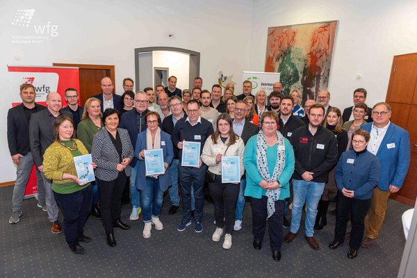 Gruppenfoto der in der aktuellen Projektrunde von „ÖKOPROFIT® Soest-Sauerland“ ausgezeichneten „ÖKOPROFIT-Betriebe“. Foto: wfg Wirtschaftsförderung Kreis Soest GmbH, Nina Vester