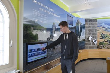 Erlebnisraum Wasser - Foto: LIZ Junge im Erlebnisraum Wasser - Foto: LIZ