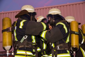 Zwei Feuerwehrleute mit Atemschutzmasken. Foto: Dirk Behrens/ Kreis Soest