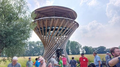 Die Kommission schaut sich bei schönem Wetter den Aussichtsturm in der Woeste bei Bad Sassendorf-Ostinghausen an.