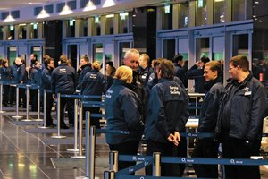 Bewachungspersonal vor einer Veranstaltungshalle. Foto: BDSW Bewachungspersonal vor einer Veranstaltungshalle. Foto: BDSW