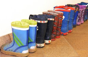 Kindergummistiefel in einer Reihe. Foto: Judith Wedderwille/Kreis Soest