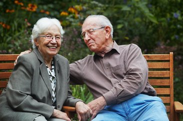 Zwei ältere Menschen auf einer Bank. Foto: © www.ingo-bartussek.de - Fotolia.com