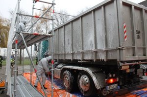 Tierseuchenbekämpfung: Ein LKW fährt durch eine Desinfektionsschleuse. Foto: Karten Korte/ Feuerwehr Werl