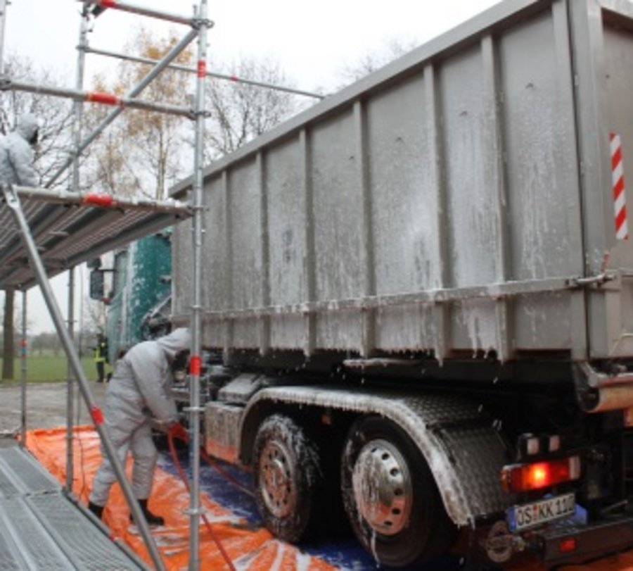 Tierseuchenbekämpfung: Ein LKW fährt durch eine Desinfektionsschleuse. Foto: Karten Korte/ Feuerwehr Werl