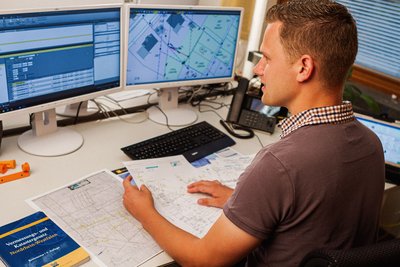 Mitarbeiter des Kreises Soest bei einer Grenzvermessung. Foto: Thomas Grimm