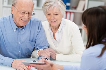 Zwei ältere Menschen in einem Beratungsgespräch. Foto: © contrastwerkstatt - Fotolia.com