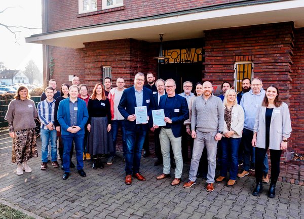 Urkunden überreicht Urkunden überreicht