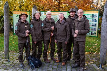 Naturparkführer im Arnsberger Wald - Foto: Exclusiv Fotografie / Janina Beutler Die Naturparkführer stehen vor einer Wandertafel - Foto: Exclusiv Fotografie / Janina Beutler