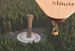 Blick auf den Lörmecke-Turm - Foto: Naturpark Arnsberger Wald Lörmecke-Turm mit Heißluftballon - Foto: Naturpark Arnsberger Wald