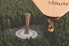 Blick auf den Lörmecke-Turm - Foto: Naturpark Arnsberger Wald Lörmecke-Turm mit Heißluftballon - Foto: Naturpark Arnsberger Wald