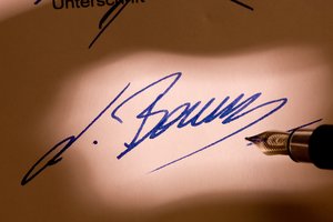 Mit blauer Tinte geschriebene Unterschrift. Foto: © Gina Sanders - Fotolia.com